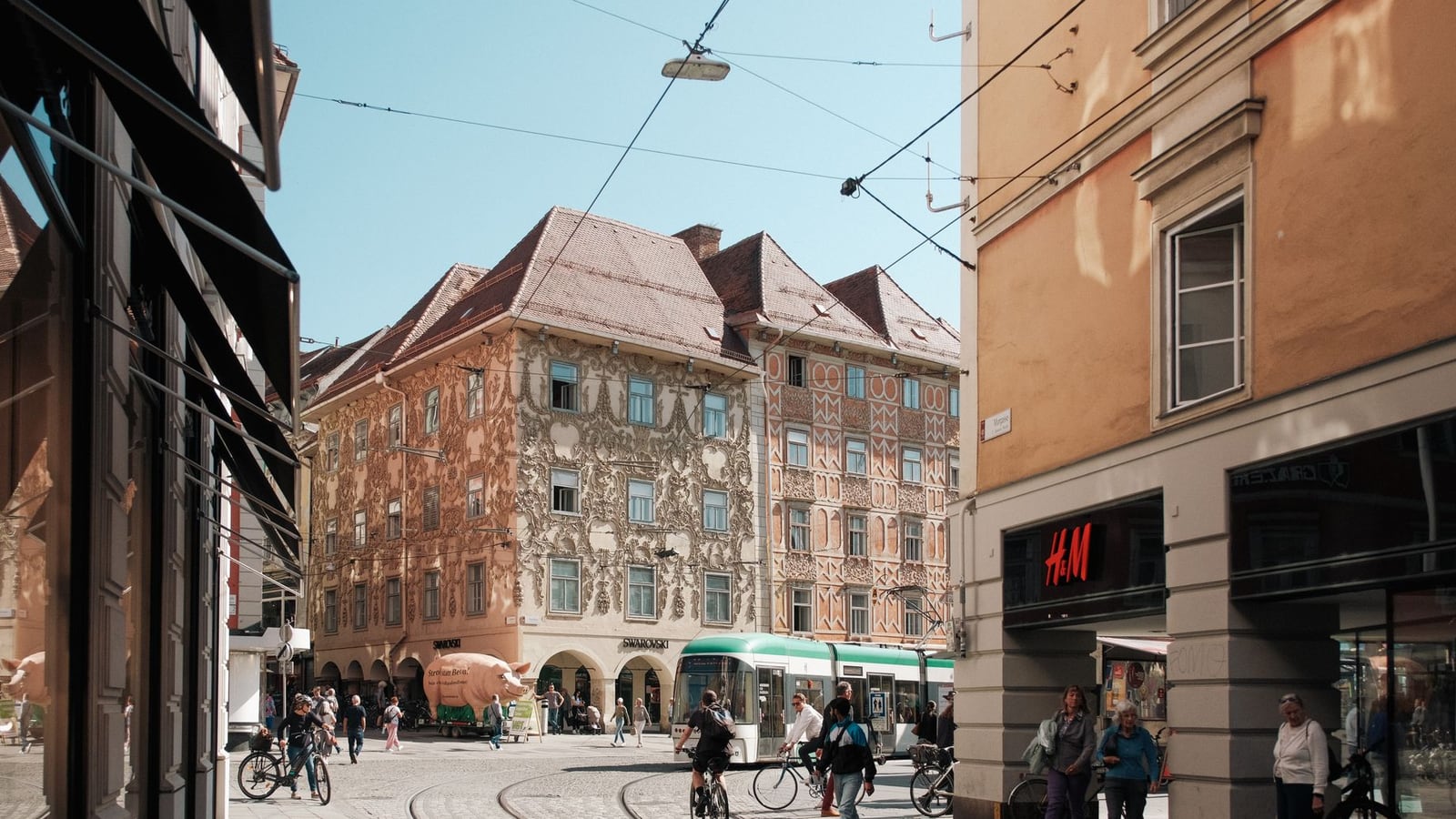 Stadtansicht von Graz mit einer Mischung aus historischer und moderner Architektur