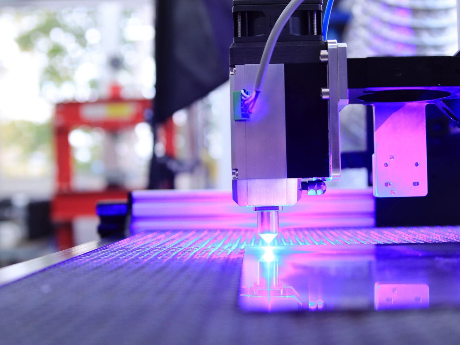 Laserschneidprozess eines transparenten blauen Acrylglasplatten in der Werkstatt